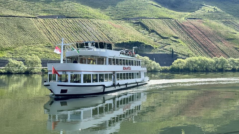 Schiff fährt auf Mosel